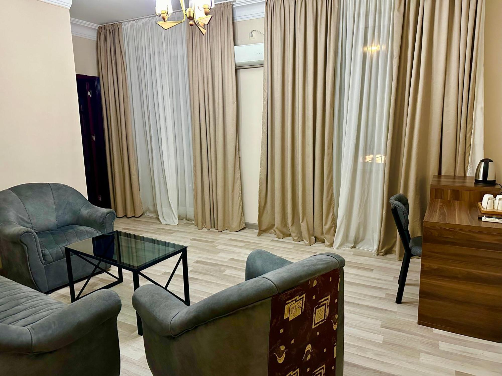 Hotel Tsereteli Batoumi Extérieur photo
